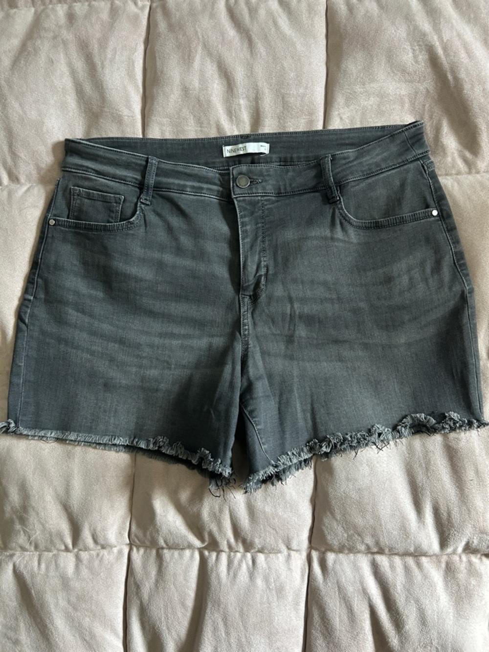 Nine West Gray Black Soft Stretch Denim Shorts Sz 12 Fray Hem Like New